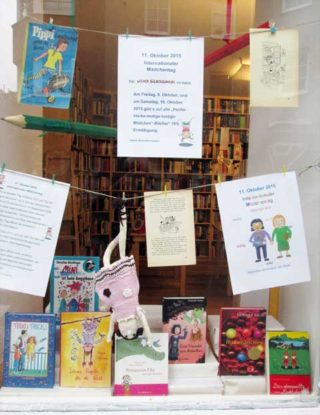 Schaufenstergestaltung zum Mädchentag im Antiquariat Wiener Bücherschmaus