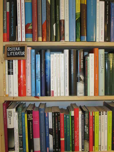 Bücherregal in der Buchhandlung Wiener Bücherschmaus