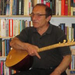 Reza Algül mit Musikinstrument