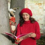 Petra Öllinger liest aus einem Bilderbuch