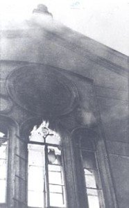 Foto einer brennenden Synagoge in Wien