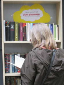 Ein Verschenkbuchregal des Wiener Bücherschmaus