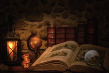 Alte Bücher und ein Globus - Tag der Erde