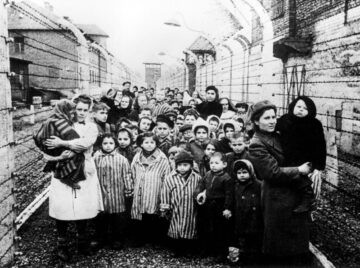 Foto mit befreiten Kindern au dem KZ-Auschwitz
